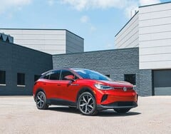 Электрический компактный внедорожник Volkswagen ID.4 2025 года (Источник изображения: Marc Urbano/Car and Driver)