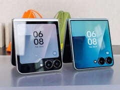 Samsung Galaxy Z Flip7 (справа) в сравнении с Flip7 FE (слева)