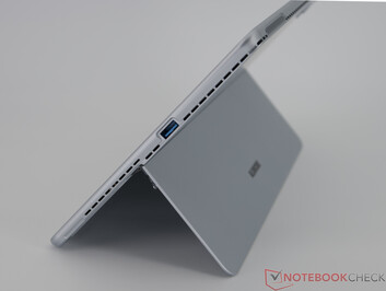 Справа: 1 × USB 3.0 Type-A