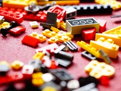 Фотография, на которой изображены кирпичики LEGO на красной ковровой дорожке. (Источник изображения: Efraimstochter - Pixabay)