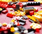 Фотография, на которой изображены кирпичики LEGO на красной ковровой дорожке. (Источник изображения: Efraimstochter - Pixabay)
