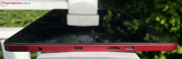 Слева: 3,5 мм разъем для наушников, USB-C 2.0, слот microSD, USB-C 3.1 Gen 1 с DisplayPort