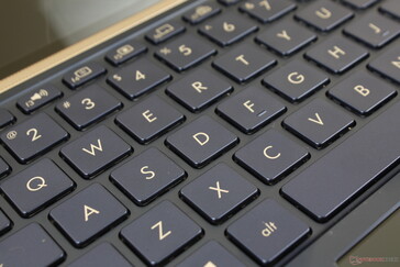 Подсвечиваемая клавиатура с той же раскладкой, что у модели UX433. Кнопки жмутся неглубоко с приемлемой отдачей