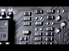 Фотография материнской платы MSI RTX 5090 Lightning, на которой показаны резисторы и расположение трасс