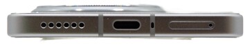 Снизу: динамик, USB, микрофон, слот для SIM-карты