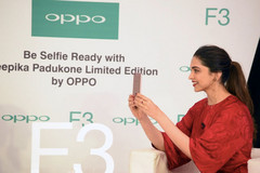 Актриса Болливуда с телефоном Oppo (Изображение: NDTV Gadgets)