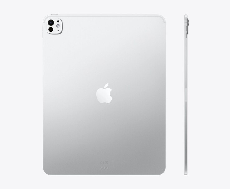Вид сзади и сбоку на Apple iPad Pro M5 в серебристом цвете, подчеркивающий его тонкий алюминиевый дизайн и однообъективную заднюю камеру (Источник изображения: Apple)
