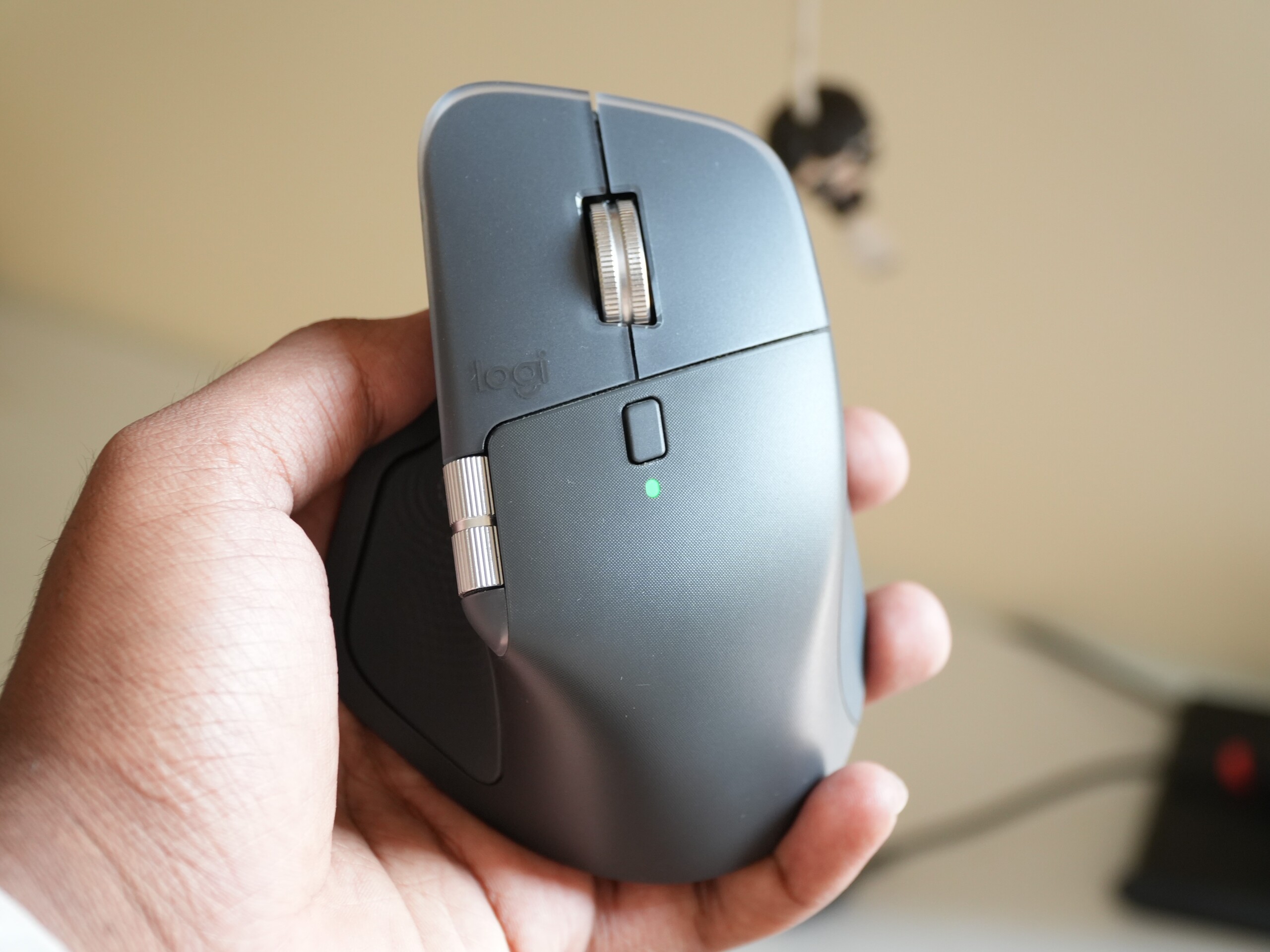 Logitech MX Master 4 в цветовом решении Graphite (Источник изображения: Abhinav Fating/Notebookcheck)