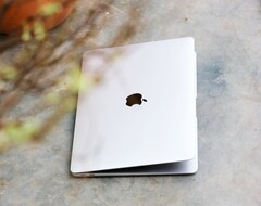 Apple ожидается, что в скором времени будет выпущен дешевый MacBook с 12,9-дюймовым экраном (Источник изображения: Thai Nguyen)
