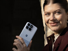 На промо-изображениях телефон представлен в разных цветовых решениях. На снимке: одно из просочившихся изображений Edge 70 Fusion.