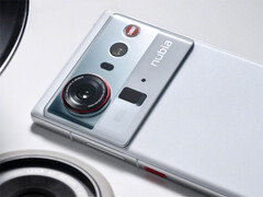 Z80 Ultra поступит в продажу 22 октября. На фото: остров камеры телефона. (Источник изображения: Nubia)