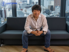 Фотография Хидеаки Ицуно, сидящего на кушетке в Tencent LightSpeed Studios (источник изображения: LightSpeed Studios)