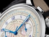 Крупный план кремового циферблата хронографа Timex Marlin Neo Classic с синими стрелками и арабскими цифрами, красными отметками тахиметра и синей телеметрической шкалой по внешнему краю.