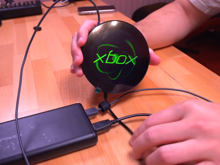 Светящаяся жемчужина теперь выполняет функцию дисплея. (Источник изображения: Macho Nacho Productions via YouTube)