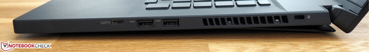 Правая сторона: USB 3.1 Gen2 Type-C, 2 x USB 3.0 Type-A, вентиляционная решетка, слот для замка Kensington