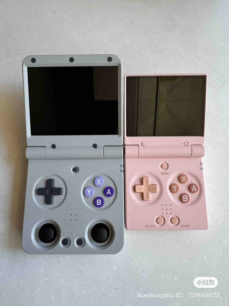 Miyoo Flip и Miyoo Mini Flip, слева направо. (Источник изображения: GameboyJuntaro)