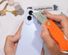 S25 Edge. (Источник изображения: JerryRigEverything с YouTube)