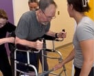 Парализованный Иван Варгас получает экзоскелет Ekso Indego по программе Medicare и начинает тренироваться, чтобы снова ходить. (Источник: Sheltering Arms Institute)