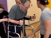 Парализованный Иван Варгас получает экзоскелет Ekso Indego по программе Medicare и начинает тренироваться, чтобы снова ходить. (Источник: Sheltering Arms Institute)