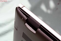 Открутить винтики, начать демонтаж дна в области экранных шарниров. Но внутри доступ будет ...