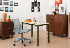 Регулируемый по высоте письменный стол Spout от Herman Miller оснащен четырьмя ножками с электроприводом. (Источник изображения: Herman Miller)