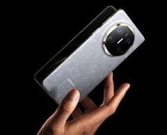 Apple по сообщениям, компания Huawei выпустит свой первый складной телефон в 2026 году, чтобы конкурировать с такими моделями, как Huawei Mate X6, изображенный здесь. (Источник изображения: Huawei)