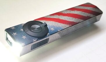 Фонарь Olight ArkPro Stars & Stripes обеспечивает световой поток 1 500 люмен в режиме широкого освещения.