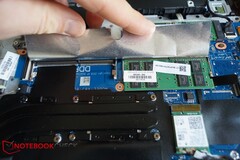 Две площадки памяти SODIMM спрятаны за алюминиевым щитком. Одна из них свободна