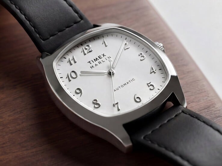 Timex Marlin Chatham Automatic с корпусом подушкообразной формы серебристого цвета, белым циферблатом, серебристыми арабскими цифрами и черным кожаным ремешком