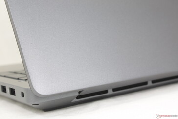 Гладкие матовые поверхности из магниевого сплава хорошо скрывают отпечатки пальцев