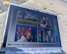 Матовый экран достаточно хорошо работает на улице, в основном благодаря сверхяркому дисплею