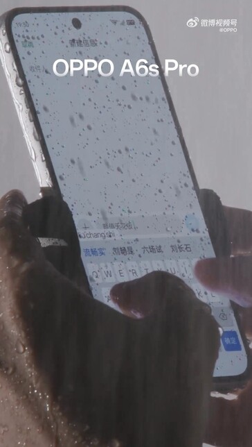 Телефон Oppo A6s Pro с мокрыми руками.