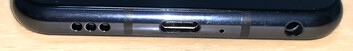 Снизу: Динамик, USB C, микрофон, 3.5-миллиметровый аудиовыход