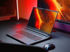 Alienware m18 R1 с графическим процессором RX 7900M - один из немногих игровых ноутбуков с картами AMD. (Источник изображения: NotebookcheckReviews на YouTube)