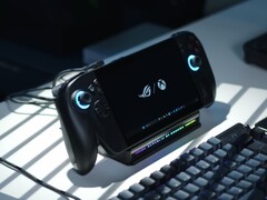 Ноутбук Asus ROG Xbox Ally X работает на базе APU AMD Ryzen Z2 Extreme. (Источник изображения: Alex Waetzel для NotebookcheckReviews на YouTube)