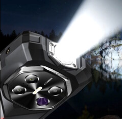 Смартфон Fossibot F113 оснащен встроенным в верхний край фонариком на 160 люмен. (Источник изображения: Fossibot)