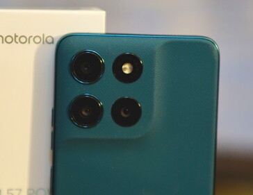 Модуль камеры органично вписан в элегантный изгиб.