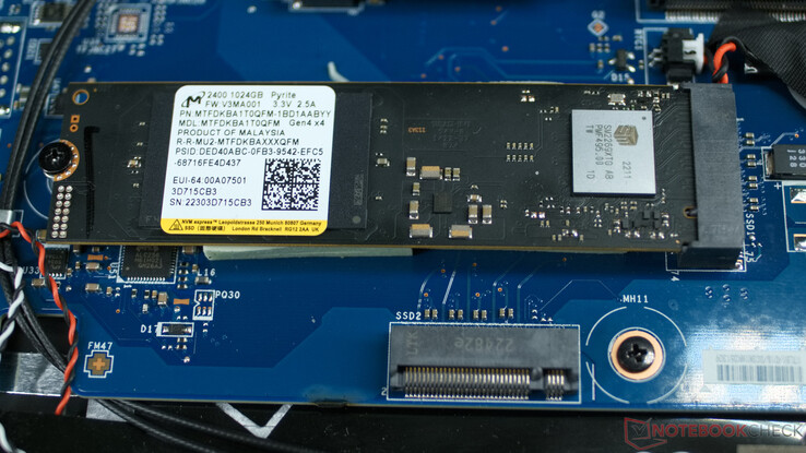 NVMe SSD и свободный слот M.2, в который невозможно установить накопитель