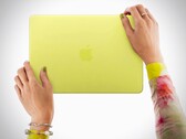 MacBook Neo имеет красочный алюминиевый корпус, который легко открывается.
