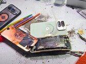 Взрыв батареи при испытании на прочность - это то, с чем JerryRigEverything не сталкивался до сих пор. Google Pixel 10 Pro Fold не улучшил слабые стороны своих предшественников. (Источник изображения: JerryRigEverything)