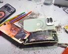 Взрыв батареи при испытании на прочность - это то, с чем JerryRigEverything не сталкивался до сих пор. Google Pixel 10 Pro Fold не улучшил слабые стороны своих предшественников. (Источник изображения: JerryRigEverything)