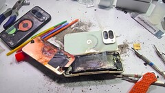 Взрыв батареи при испытании на прочность - это то, с чем JerryRigEverything не сталкивался до сих пор. Google Pixel 10 Pro Fold не улучшил слабые стороны своих предшественников. (Источник изображения: JerryRigEverything)