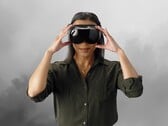 Игрок, изображённый в шлеме виртуальной реальности Steam Frame VR
