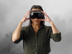 Игрок, изображённый в шлеме виртуальной реальности Steam Frame VR