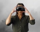 Игрок, изображённый в шлеме виртуальной реальности Steam Frame VR