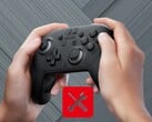 Геймер перемещает левый большой палец на контроллере Switch 2 Pro Controller