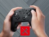 Геймер перемещает левый большой палец на контроллере Switch 2 Pro Controller