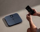 Новые весы Xiaomi оснащены перезаряжаемым аккумулятором, в отличие от весов Mijia Body Composition Scale S400 Pro (на фотографии), в которых используются батарейки типа AAA.