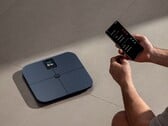 Новые весы Xiaomi оснащены перезаряжаемым аккумулятором, в отличие от весов Mijia Body Composition Scale S400 Pro (на фотографии), в которых используются батарейки типа AAA.