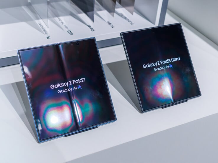 По сравнению с Galaxy Z Fold7 сгиб на Fold8 Ultra стал более плоским.